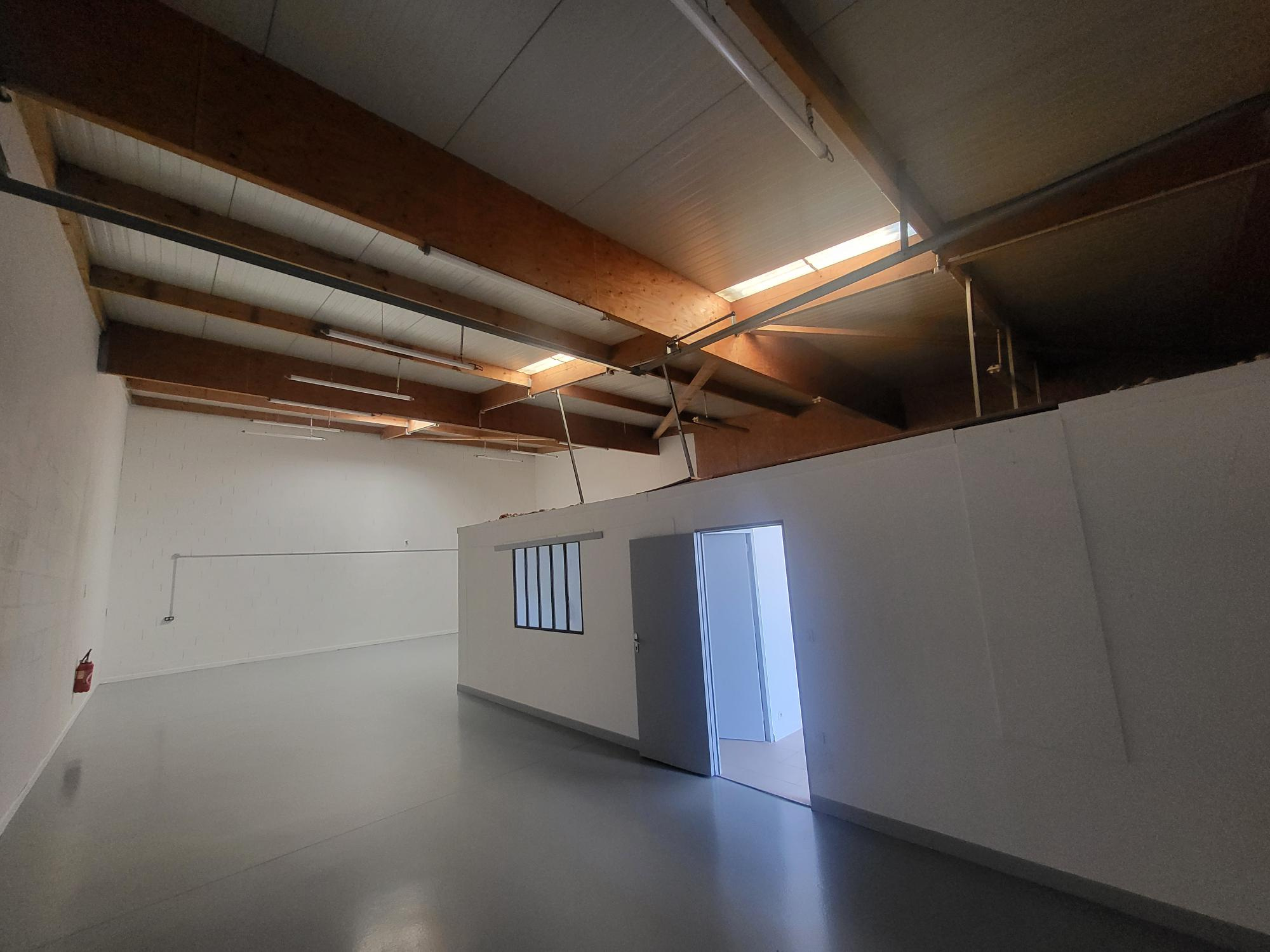 Local D&rsquo;activité 178m² – Les ponts de ce