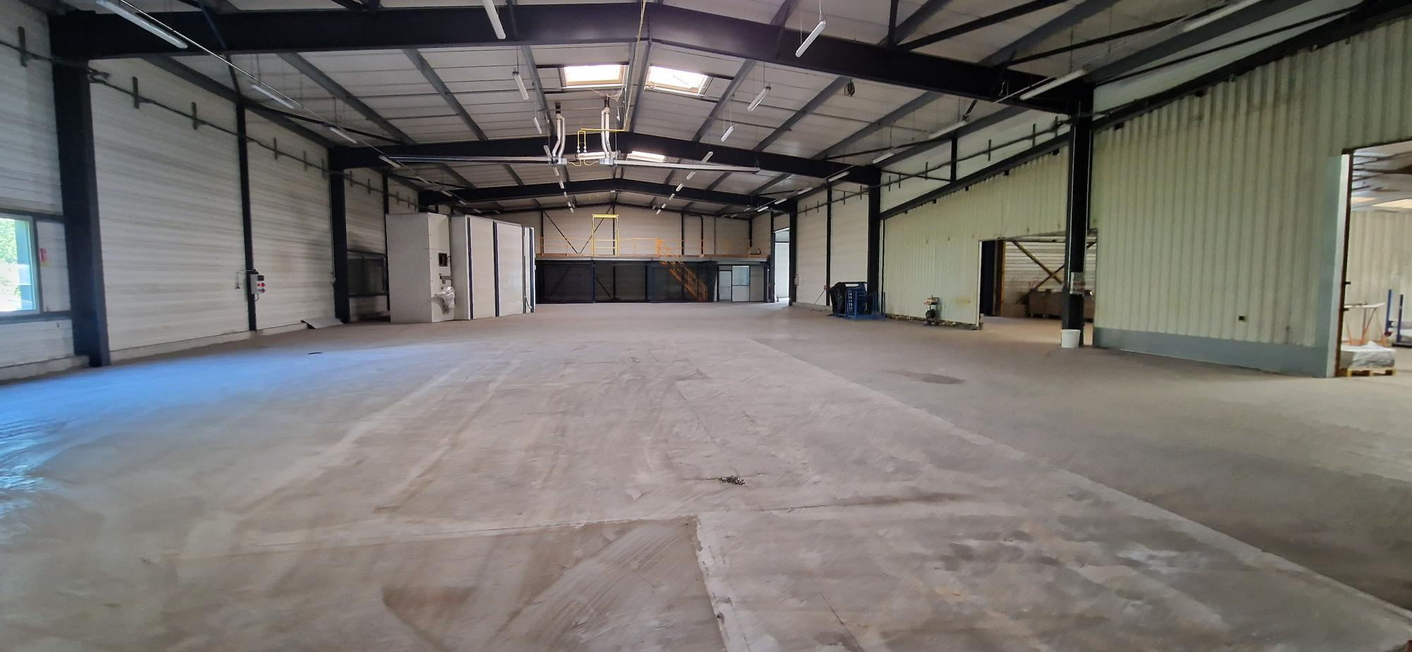 Local D&rsquo;activité 3300m² – St christophe du bois