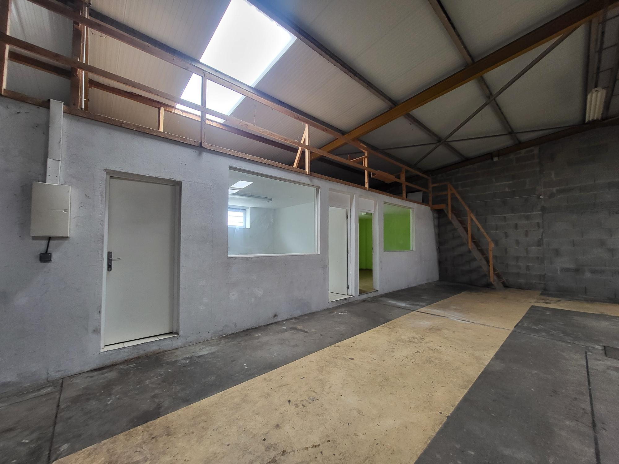 Local D&rsquo;activité 223m² – Avrille