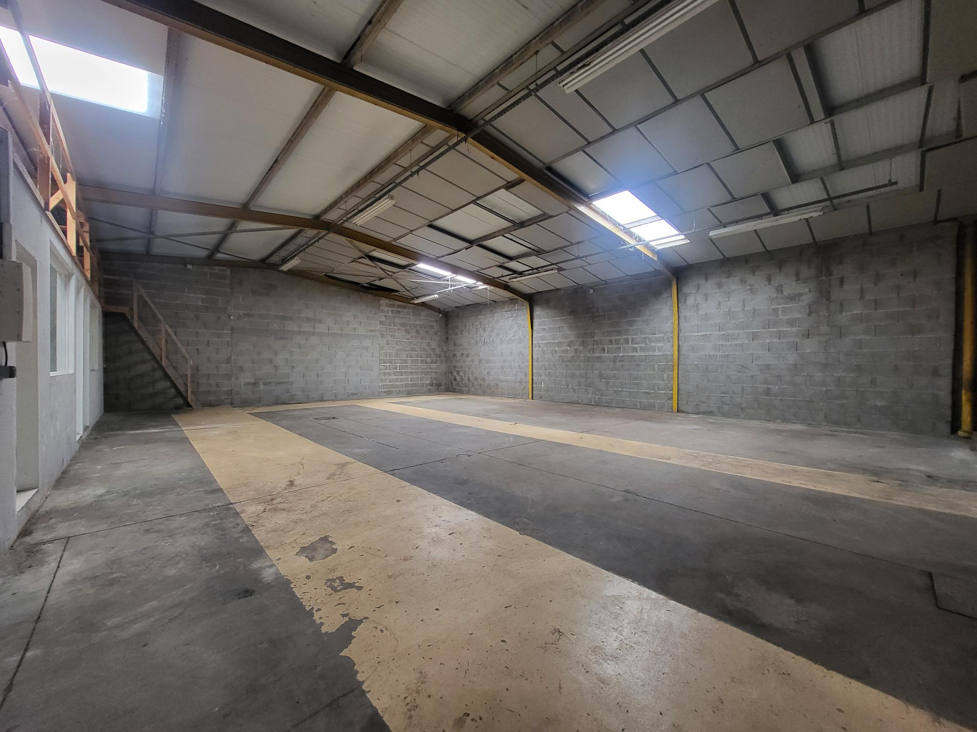 Local D&rsquo;activité 223m² – Avrille