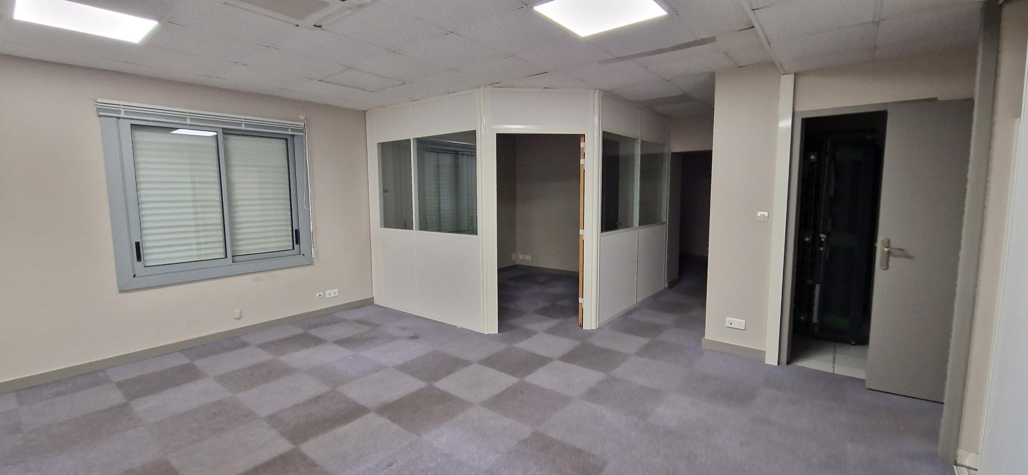 Local D&rsquo;activité 3300m² – St christophe du bois