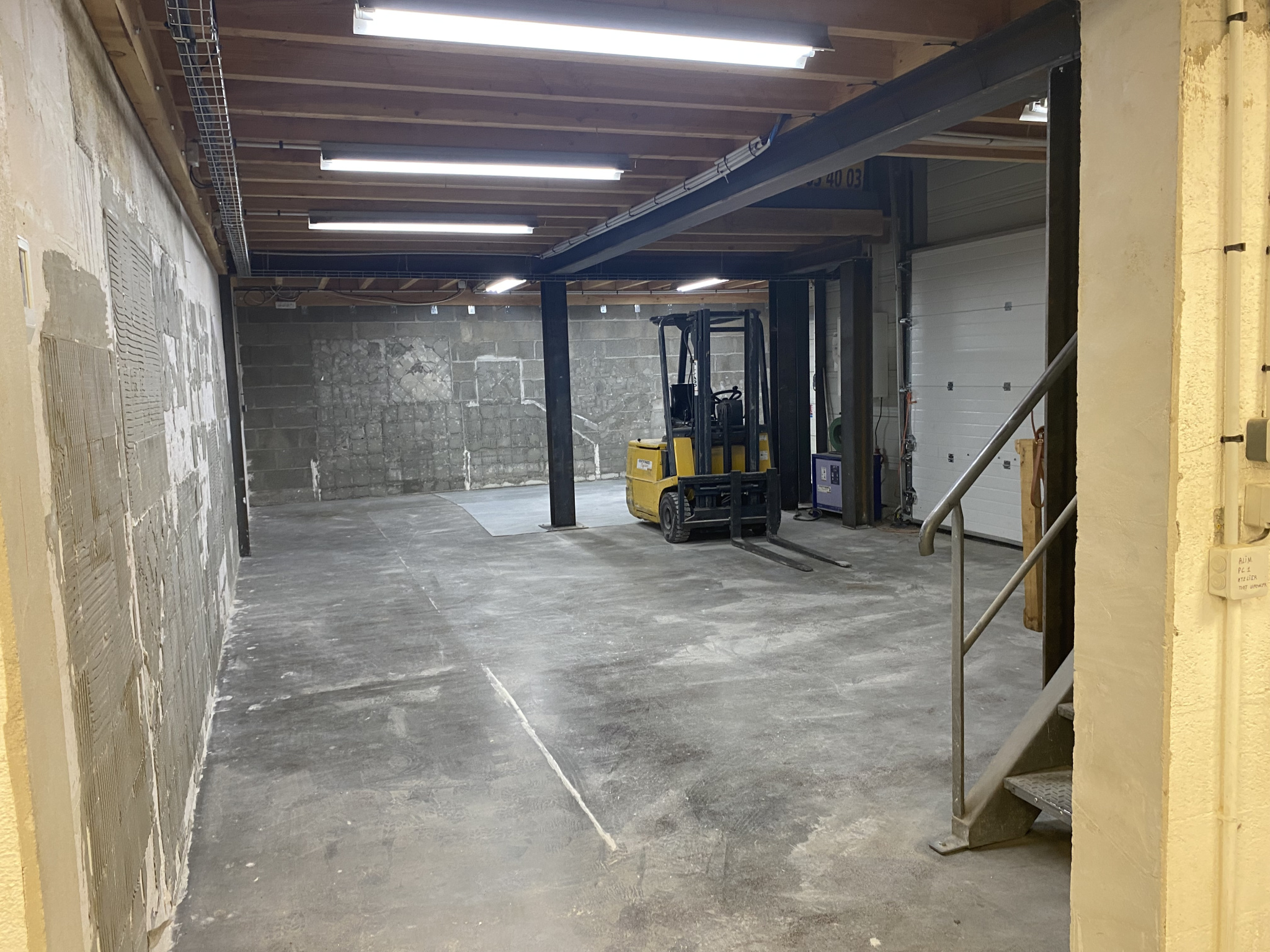 Local D’activité 250m² – Beaucouze Local D’activité 250m² – Beaucouze