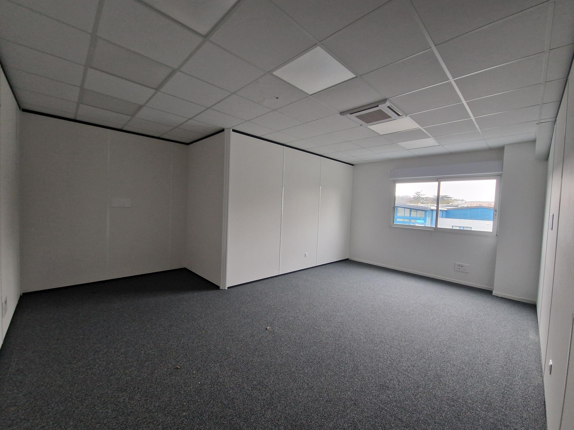 Bureaux 1200m² – Beaucouze