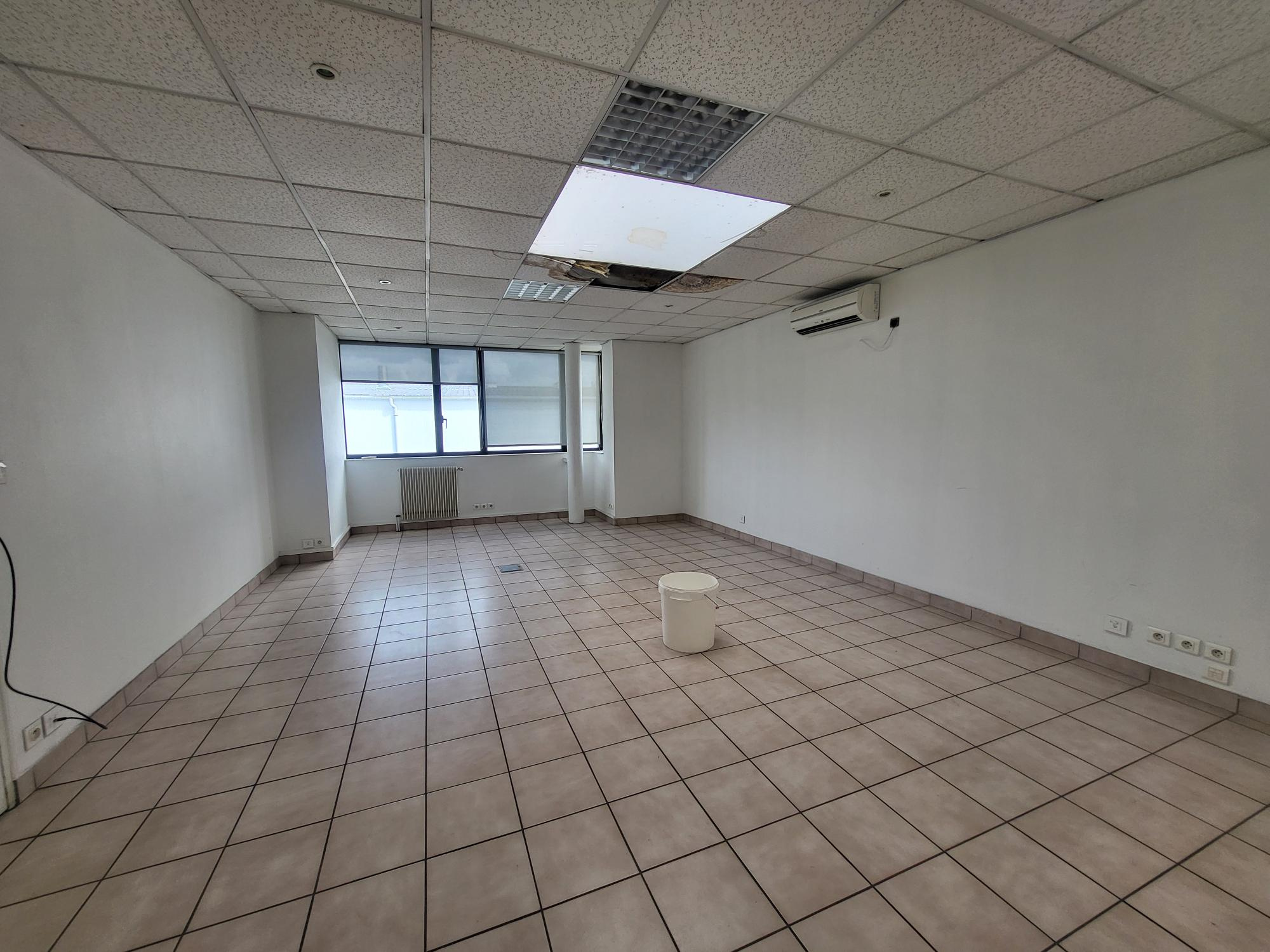 Local D’activité 1850m² – Trelaze