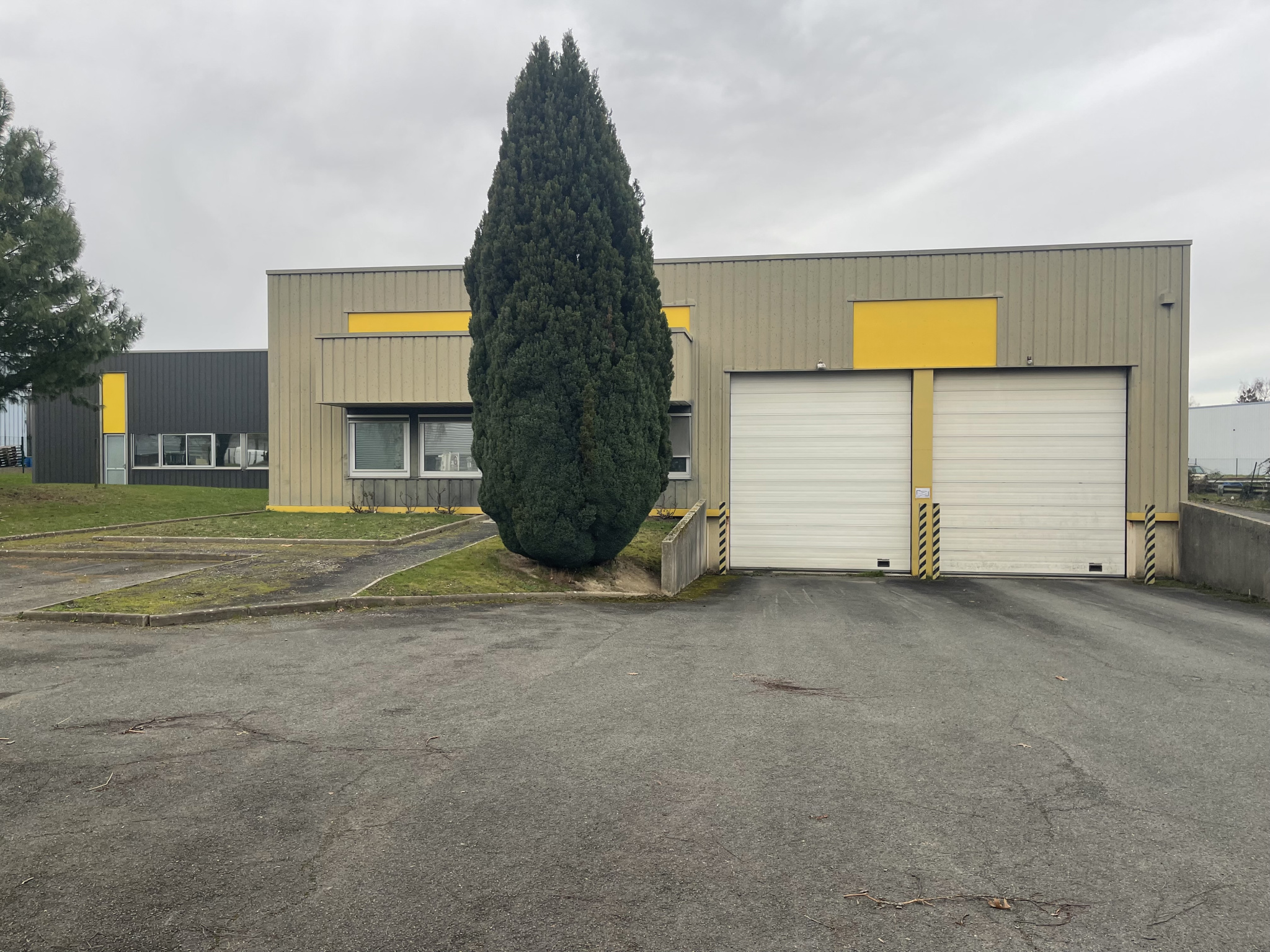 Local D&rsquo;activité 1330m² – Beaucouze