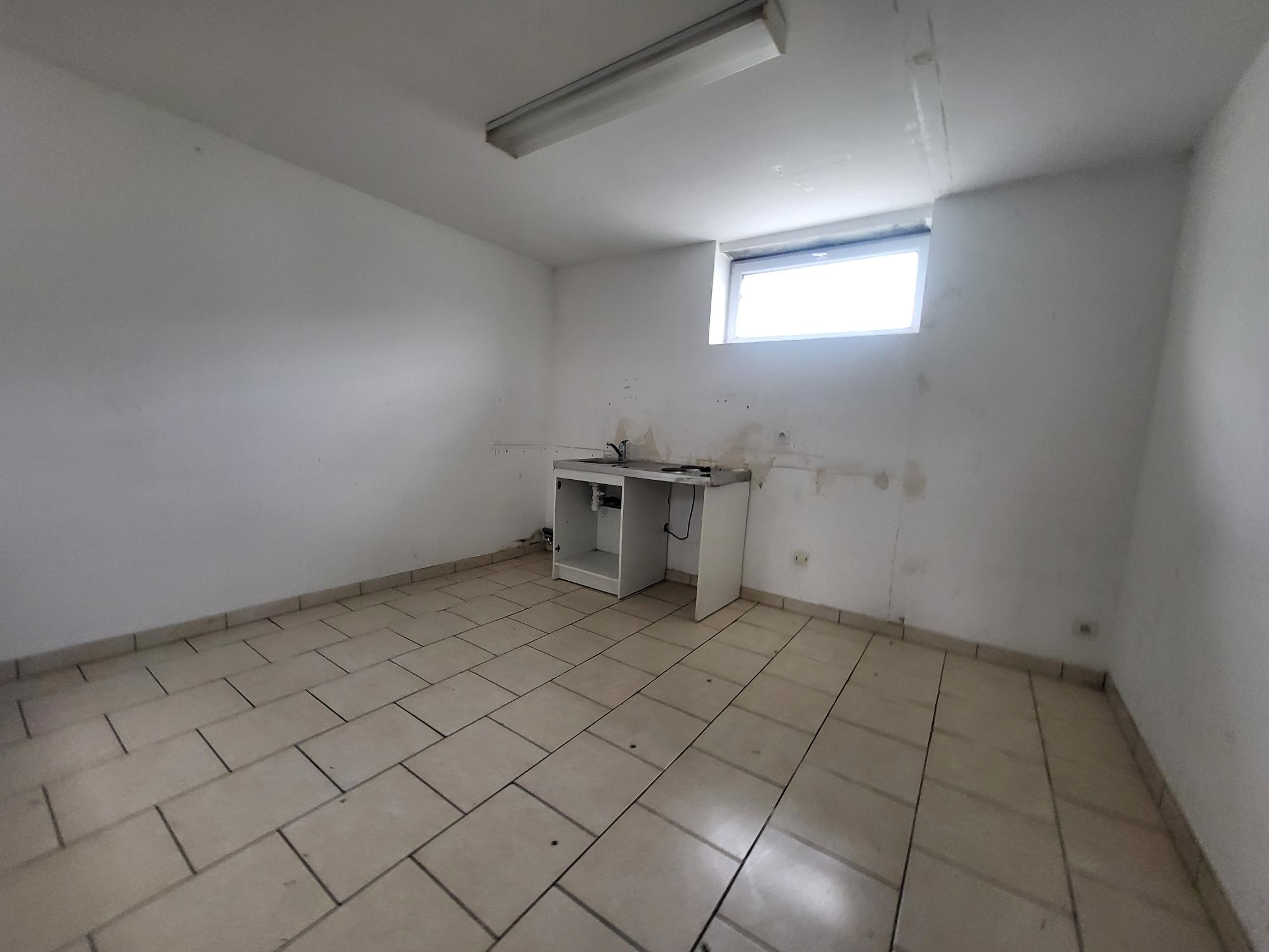 Local D&rsquo;activité 223m² – Avrille