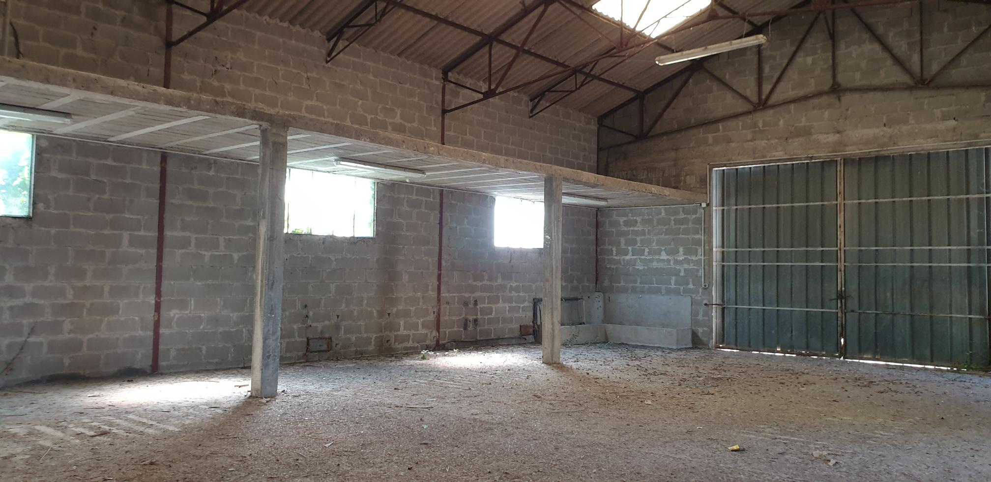 Local Commercial 640m² – Ste gemmes sur loire