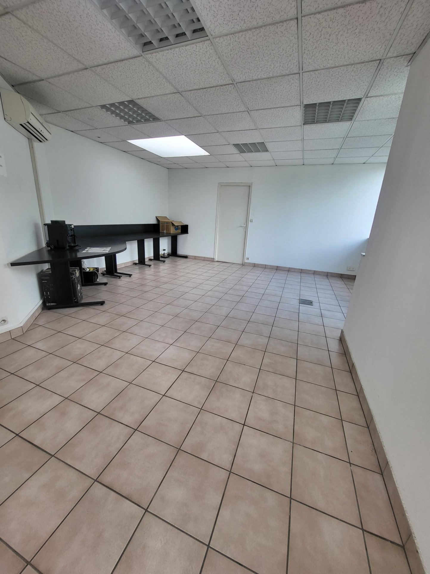 Local D’activité 1850m² – Trelaze