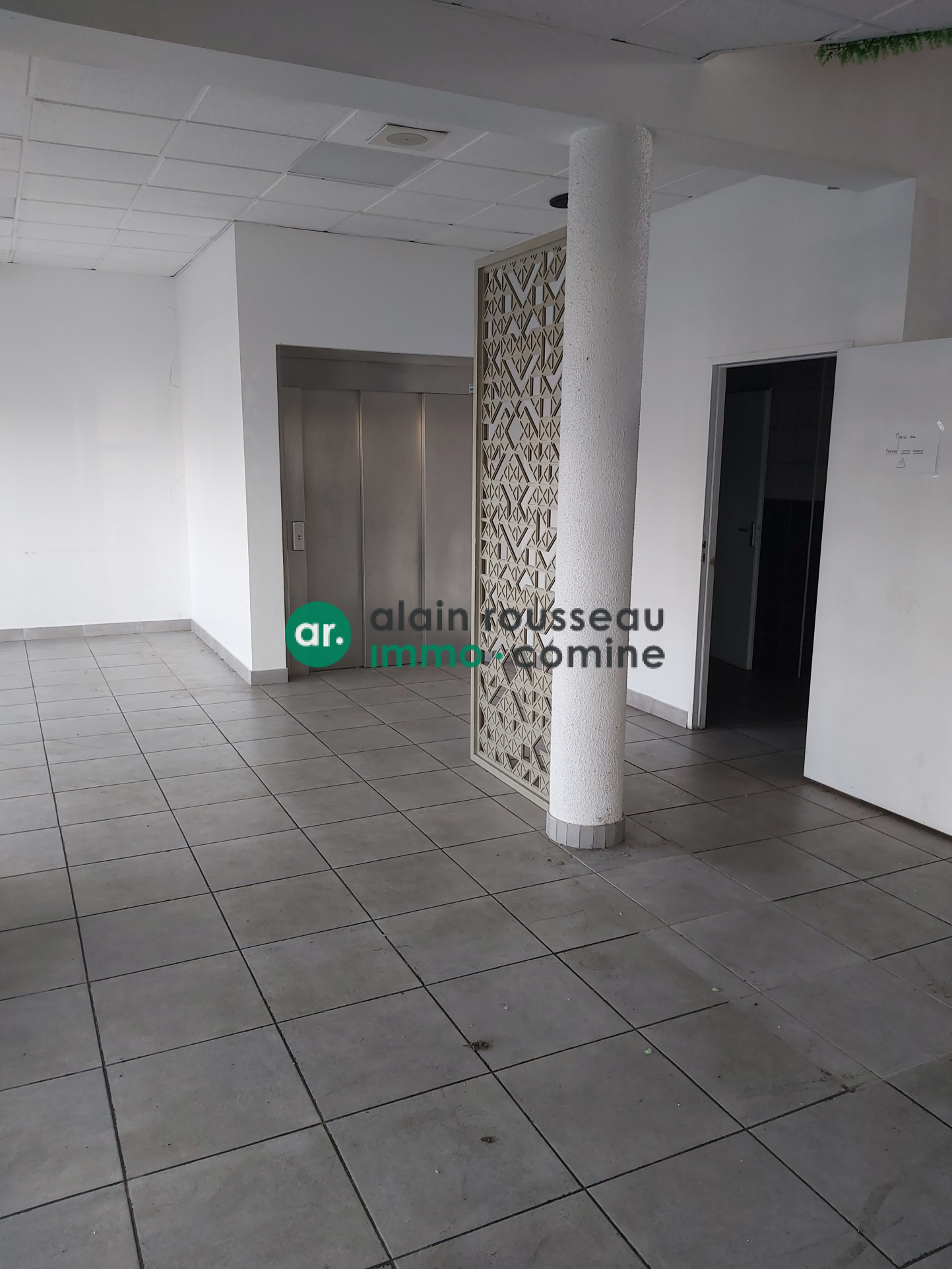 Local Commercial 1300m² – Beaucouze