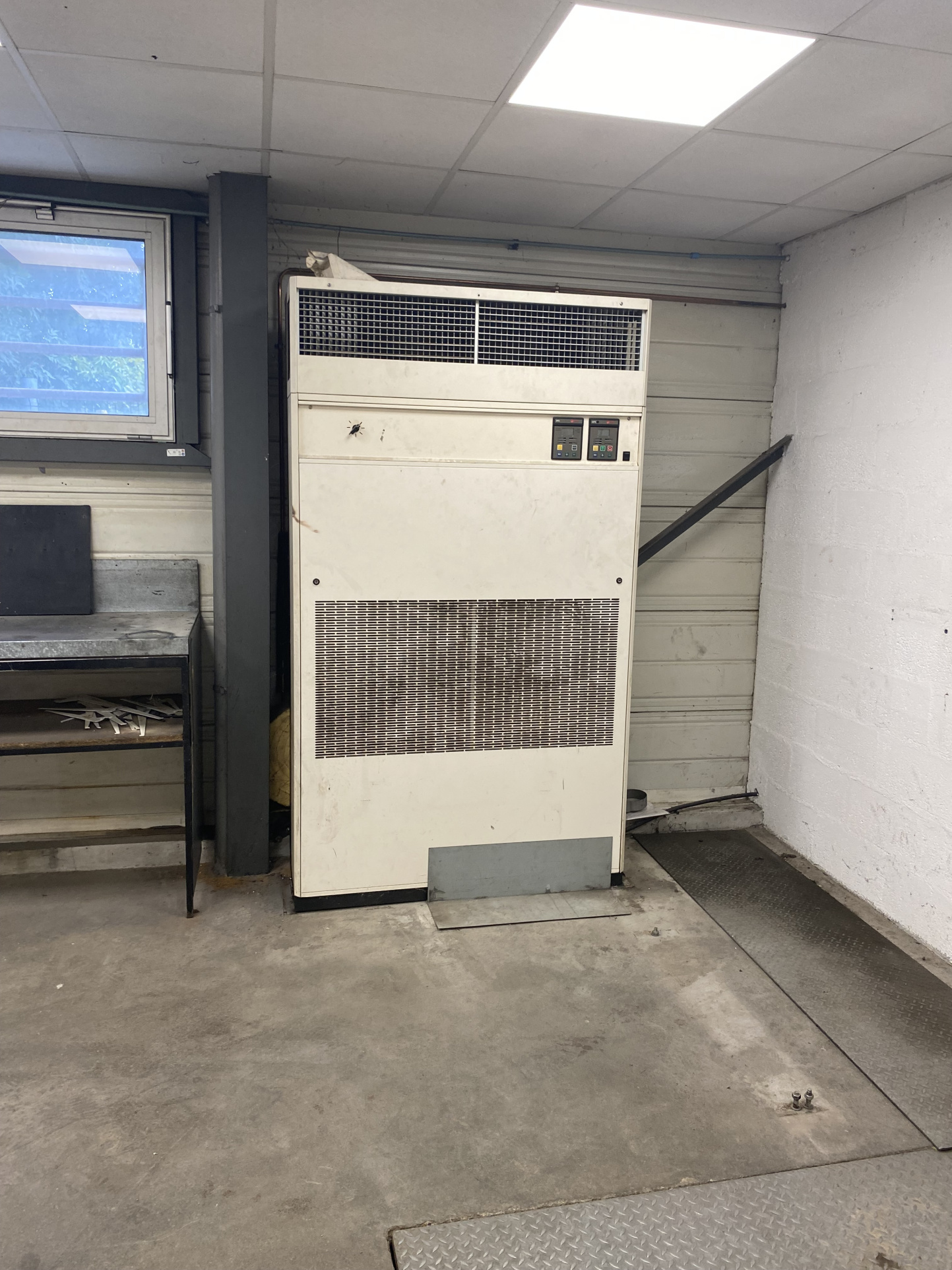 Local D’activité 250m² – Beaucouze Local D’activité 250m² – Beaucouze