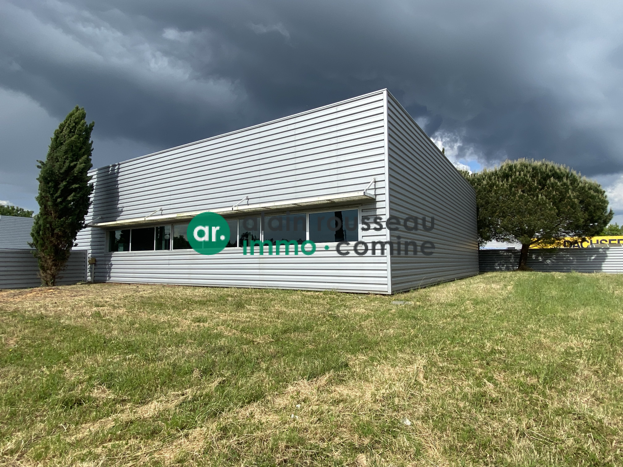 Local D’activité 380m² – Les ponts de ce