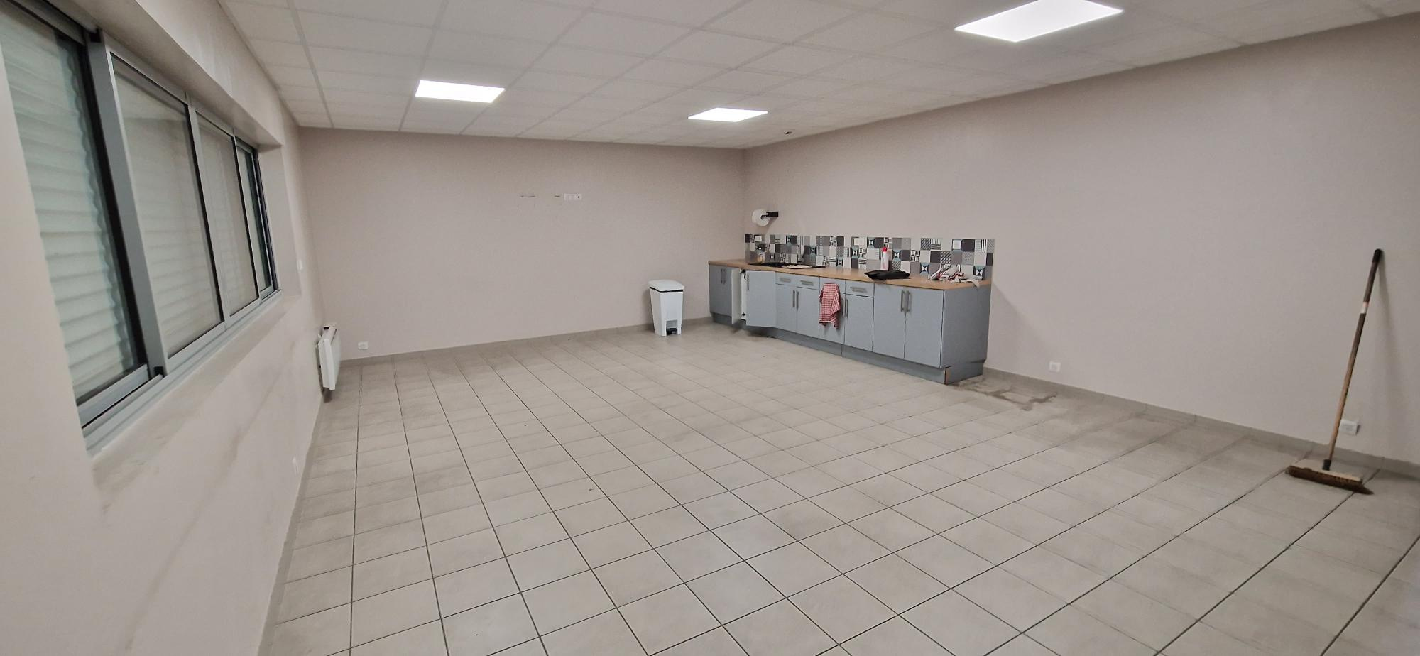 Local D&rsquo;activité 3300m² – St christophe du bois