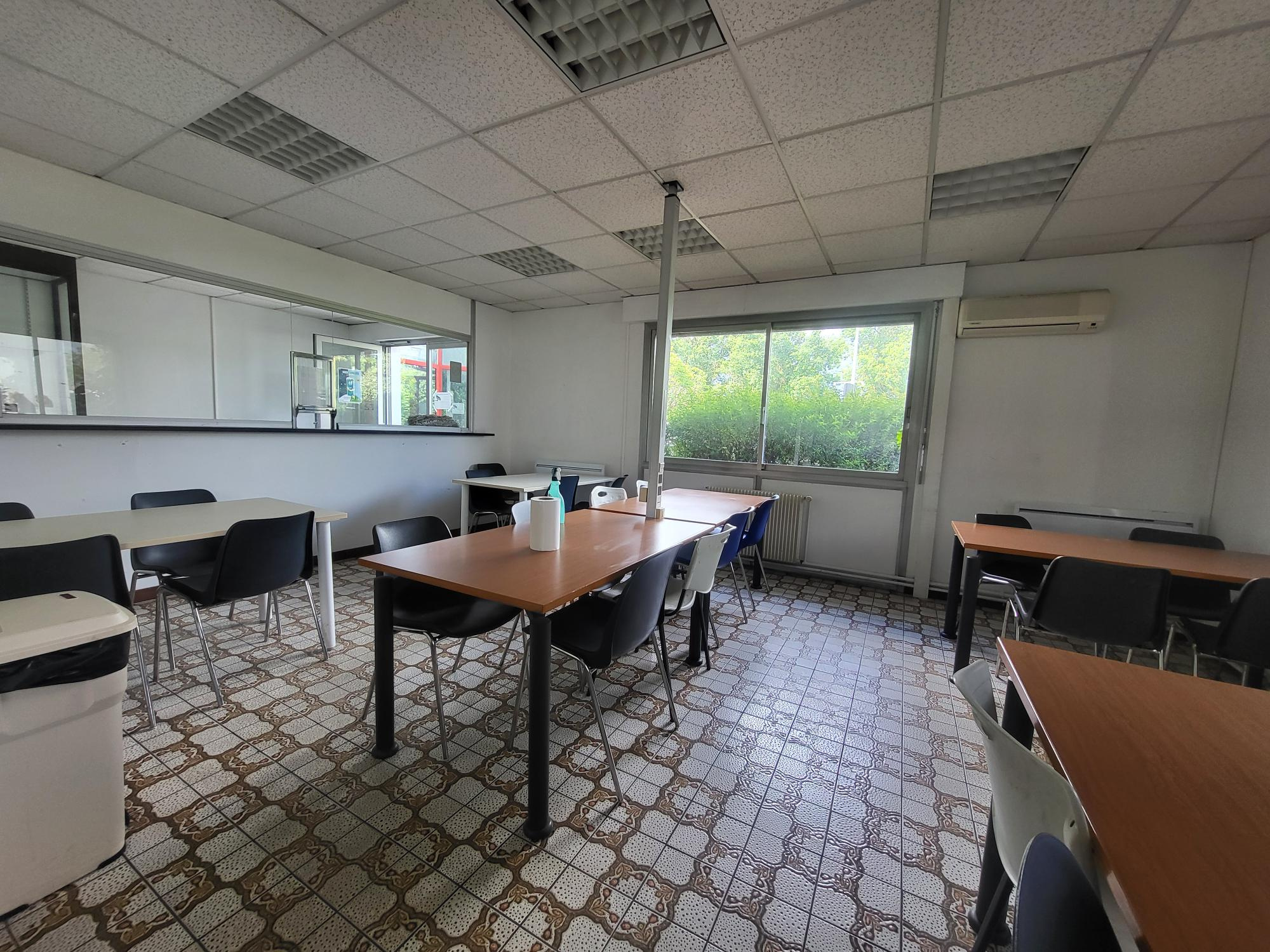 Local D’activité 1850m² – Trelaze