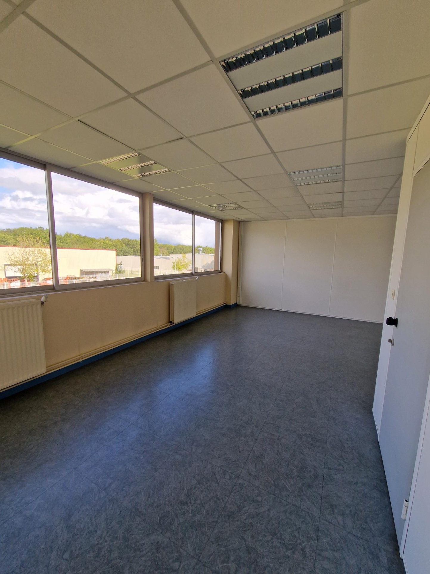 Bureaux 23.8m² – Beaucouze Bureaux 23.8m² – Beaucouze