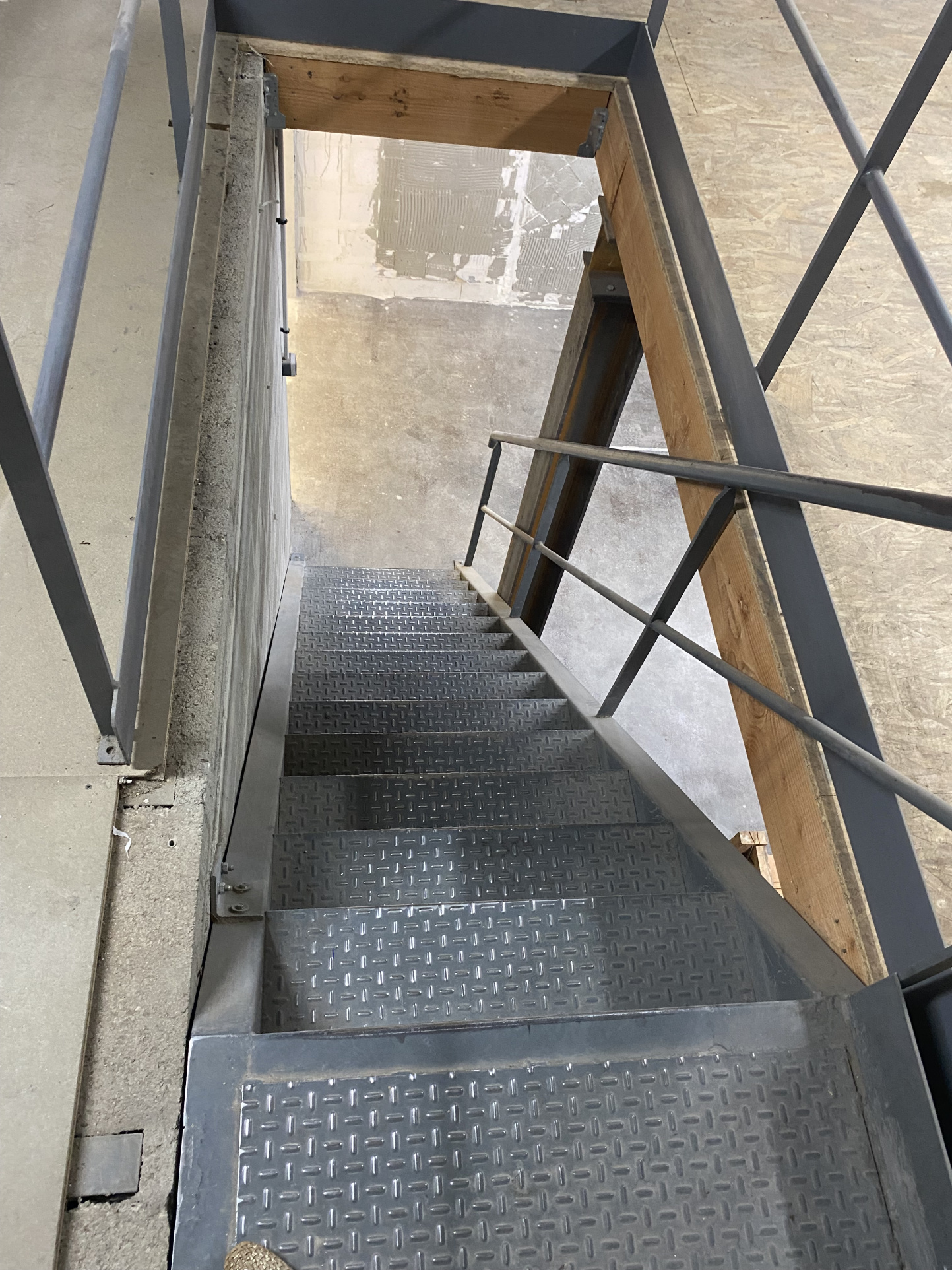 Local D’activité 250m² – Beaucouze Local D’activité 250m² – Beaucouze