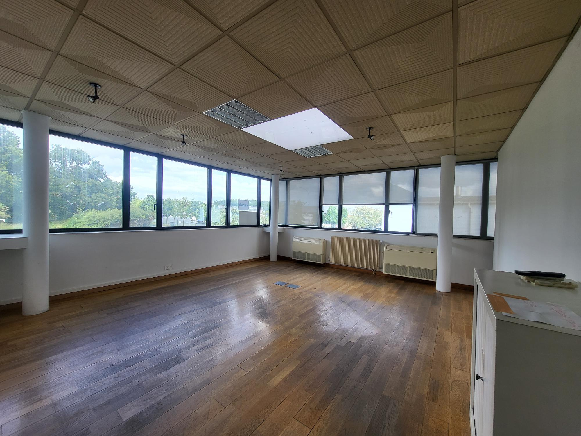 Local D’activité 1850m² – Trelaze