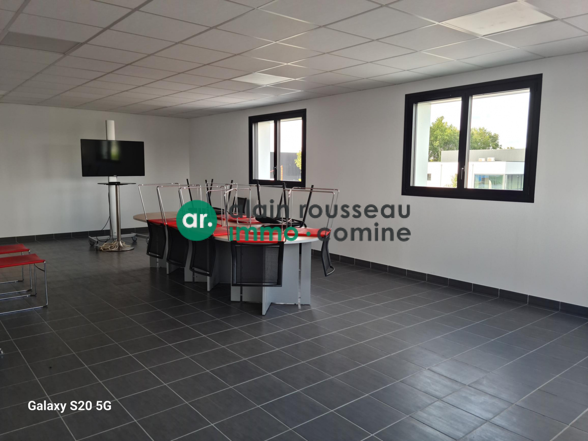 Entrepôt 2000m² – Saint Leger de Linieres