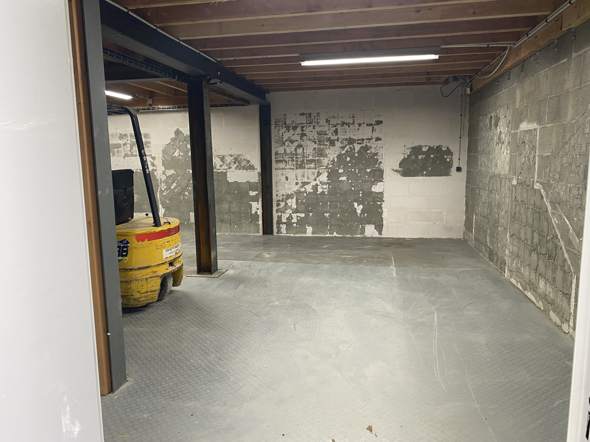 Local D’activité 250m² – Beaucouze Local D’activité 250m² – Beaucouze