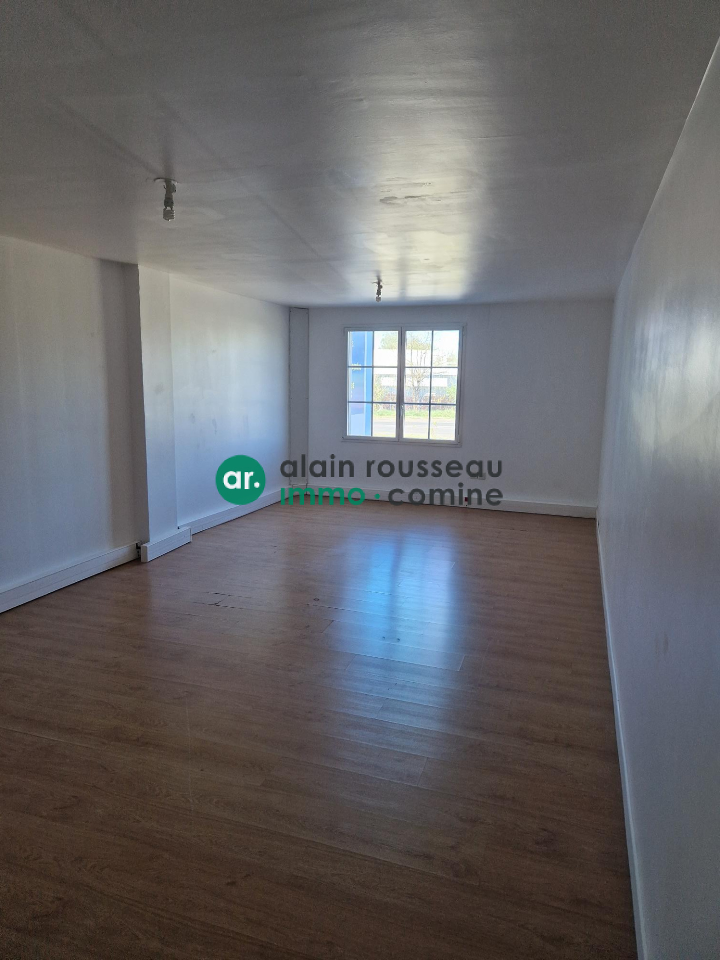Local Professionnel 270m² – La seguiniere