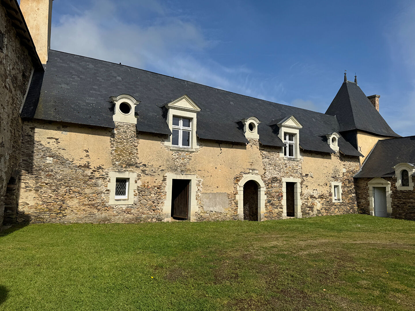 Maison 368m² –
SEGRE EN ANJOU BLEU Maison 368m² –
SEGRE EN ANJOU BLEU